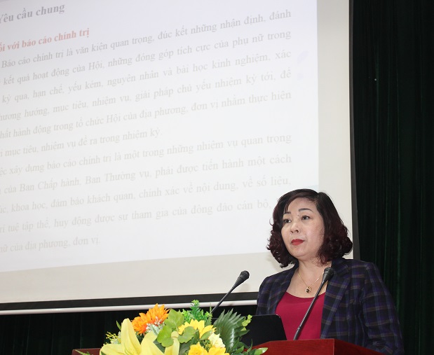 Đồng chí Lê Thị Thiên Hương - Phó Chủ tịch Hội LHPN Hà Nội hướng dẫn biên tập văn kiện trình đại hội đại biểu phụ nữ cấp xã, huyện và đơn vị trực thuộc Hội LHPN Hà Nội, nhiệm kỳ 2021-2026