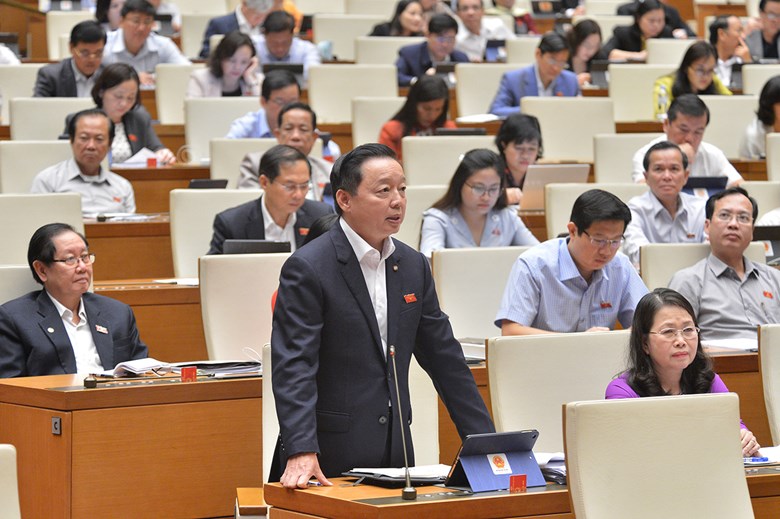 Bộ trưởng Bộ Tài nguyên và Môi trường Trần Hồng Hà trả lời chất vấn của đại biểu