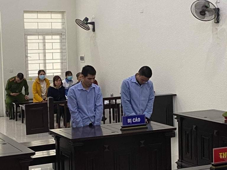 Hai bị cáo cúi đầu nhận tội tại Toà Hai bị cáo cúi đầu nhận tội tại Toà