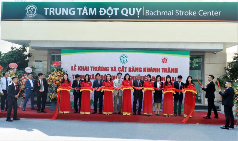 Cắt băng khánh thành Trung tâm đột quỵ BV Bạch Mai.