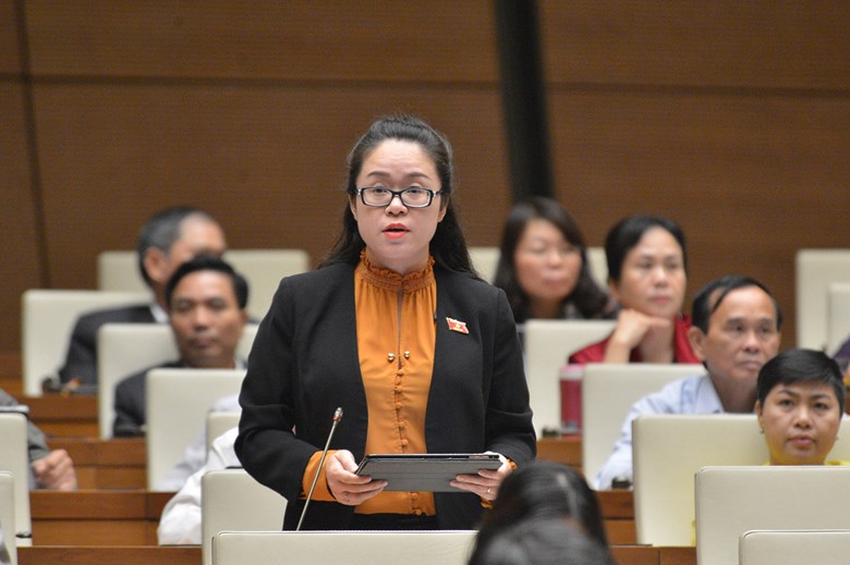 Đại biểu Dương Minh Ánh - Đoàn đại biểu Quốc hội Tp. Hà Nội, đặt câu hỏi chất vấn.