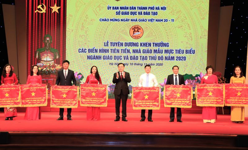 Bí thư Thành ủy Hà Nội Vương Đình Huệ trao Cờ Đơn vị xuất sắc phong trào thi đua cho phòng giáo dục và đào tạo 8 quận, huyện. Bí thư Thành ủy Hà Nội Vương Đình Huệ trao Cờ Đơn vị xuất sắc phong trào thi đua cho phòng giáo dục và đào tạo 8 quận, huyện.