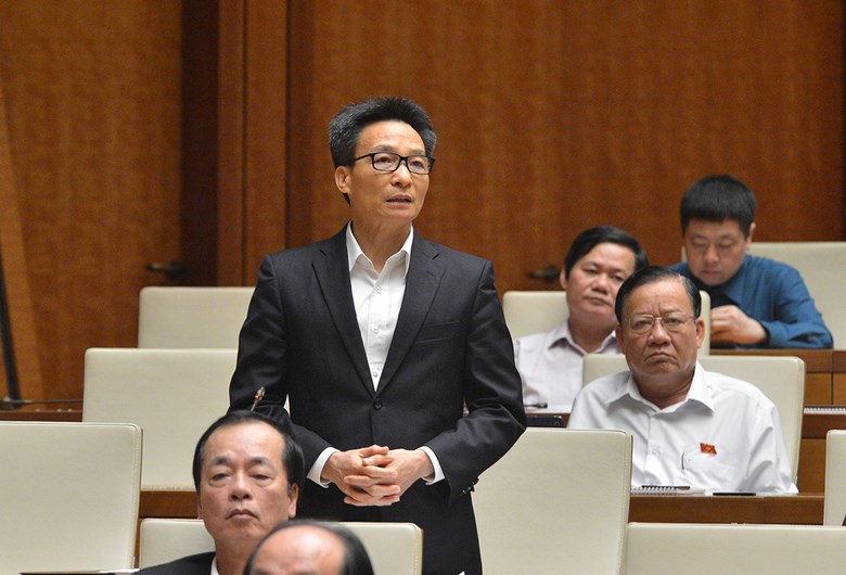 Phó Thủ tướng Vũ Đức Đam thông tin tại phiên chất vấn trong kỳ họp thứ 10, Quốc hội khóa XIV.