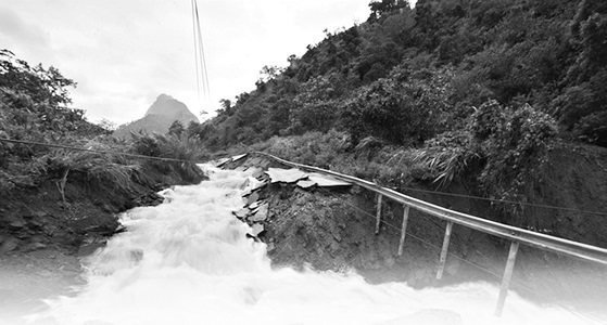 Bão lũ đi qua, ngậm ngùi nhớ mẹ thương cha - ảnh 1