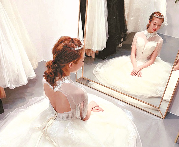 Tang Yunuo chụp ảnh cướimột người tại một studiochuyên nghiệp ở Cáp Nhĩ Tân. Ảnh: China Daily