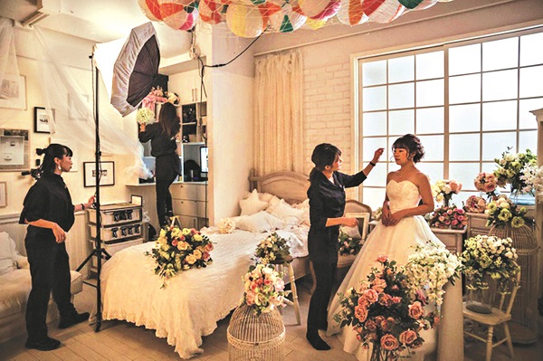 Một phụ nữ Nhật chuẩn bị chụp bộ ảnh cô dâu đơn thân. Ảnh: New York Times.