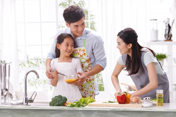 Lặn lộn kiếm tiền thuê người chăm sóc... tổ ấm - ảnh 1