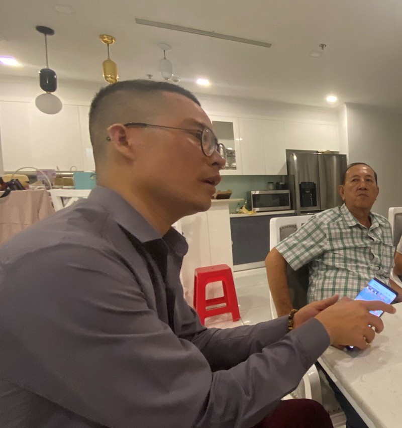 &Ocirc;ng Chung v&agrave; &ocirc;ng Ho&agrave;ng (b&ecirc;n phải) c&ugrave;ng khẳng định bản hợp đồng k&yacute; với b&agrave; Phương chỉ l&agrave; hợp đồng giả c&aacute;ch, nhằm che giấu giao dịch vay 35 tỷ (Ảnh: baophapluat)