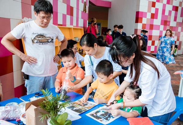 Mẹ con chị Nguyễn Hà (phải) cùng nhau tham gia chương trình chống rác thải nhựa