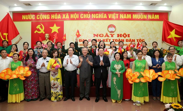 Các đồng chí lãnh đạo Trung ương và thành phố Hà Nội dự Ngày hội Đại đoàn kết toàn dân tộc tại Tổ dân phố số 6 phường Quán Thánh, quận Ba Đình.