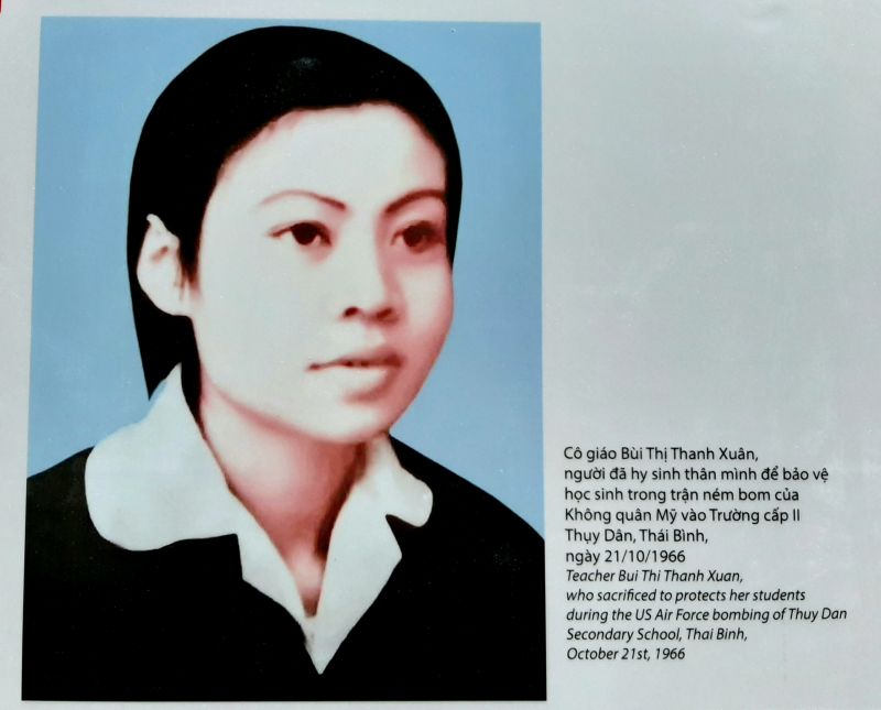 C&ocirc; gi&aacute;o B&ugrave;i Thị Thanh Xu&acirc;n hy sinh th&acirc;n m&igrave;nh để bảo vệ học sinh trong trận n&eacute;m bom của Kh&ocirc;ng qu&acirc;n Mỹ v&agrave;o Trường cấp II Thụy D&acirc;n (Th&aacute;i B&igrave;nh) ng&agrave;y 21/10/1966