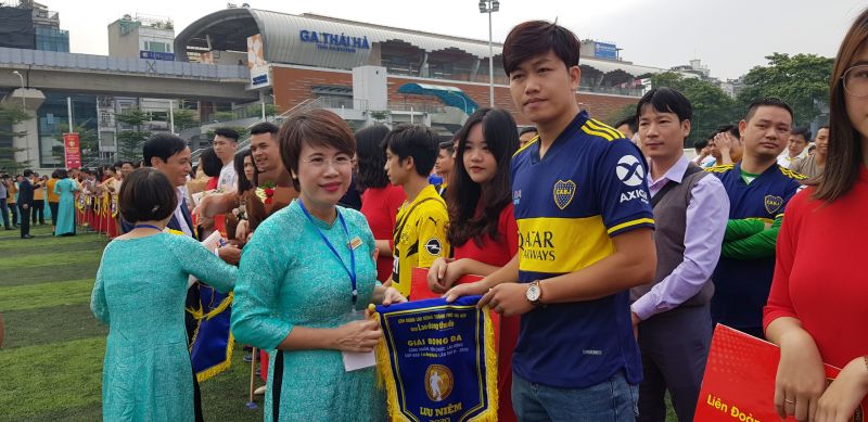 Bà Lê Thị Bích Ngọc, Tổng Biên tập Báo Lao động Thủ đô, Trưởng ban Tổ chức giải trao cờ cho đội thi Bà Lê Thị Bích Ngọc, Tổng Biên tập Báo Lao động Thủ đô, Trưởng ban Tổ chức giải trao cờ cho đội thi