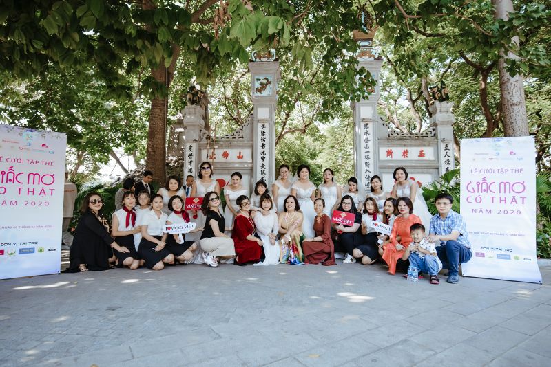 Các cô dâu chụp ảnh lưu niệm cùng nhà tài trợ