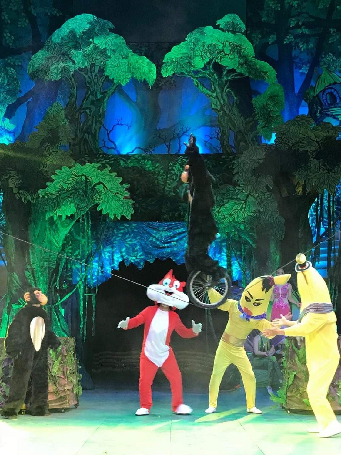 Việc giải cứu c&ocirc;ng ch&uacute;a t&oacute;c m&acirc;y l&agrave; cao tr&agrave;o của vở diễn, tạo sự hấp dẫn đến nghẹt thở đối với c&aacute;c bạn nhỏ