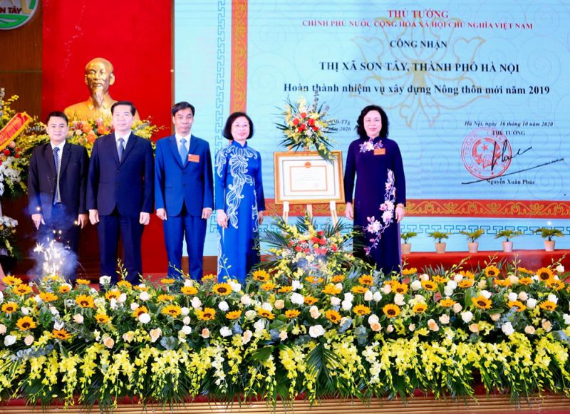 Ngày 14/11, thị xã Sơn Tây trang trọng tổ chức Lễ công bố và đón nhận danh hiệu thị xã hoàn thành nhiệm vụ xây dựng nông thôn mới. Ngày 14/11, thị xã Sơn Tây trang trọng tổ chức Lễ công bố và đón nhận danh hiệu thị xã hoàn thành nhiệm vụ xây dựng nông thôn mới.