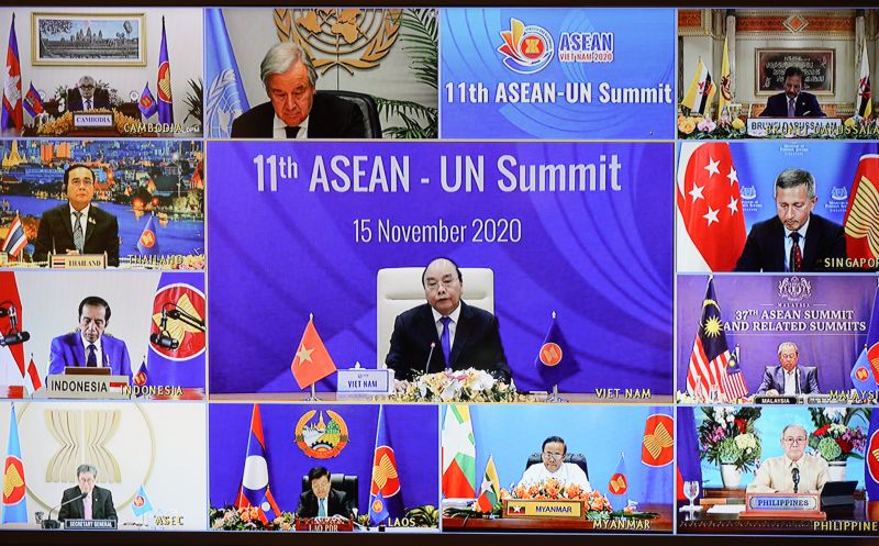 Thủ tướng Chính phủ Nguyễn Xuân Phúc trao đổi với các lãnh đạo các nước ASEAN