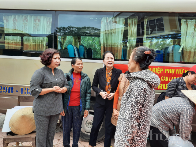 Đồng chí Lê Thị Thiên Hương, Phó Chủ tịch Hội LHPN Hà Nội ân cần thăm hỏi bà con vùng lũ.