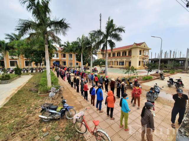 Người dân vừa rưng rưng chuyền tay nhau những suất quà ấm áp, vừa cùng hát vang bài hát: “Như có Bác Hồ trong ngày vui đại thắng”.