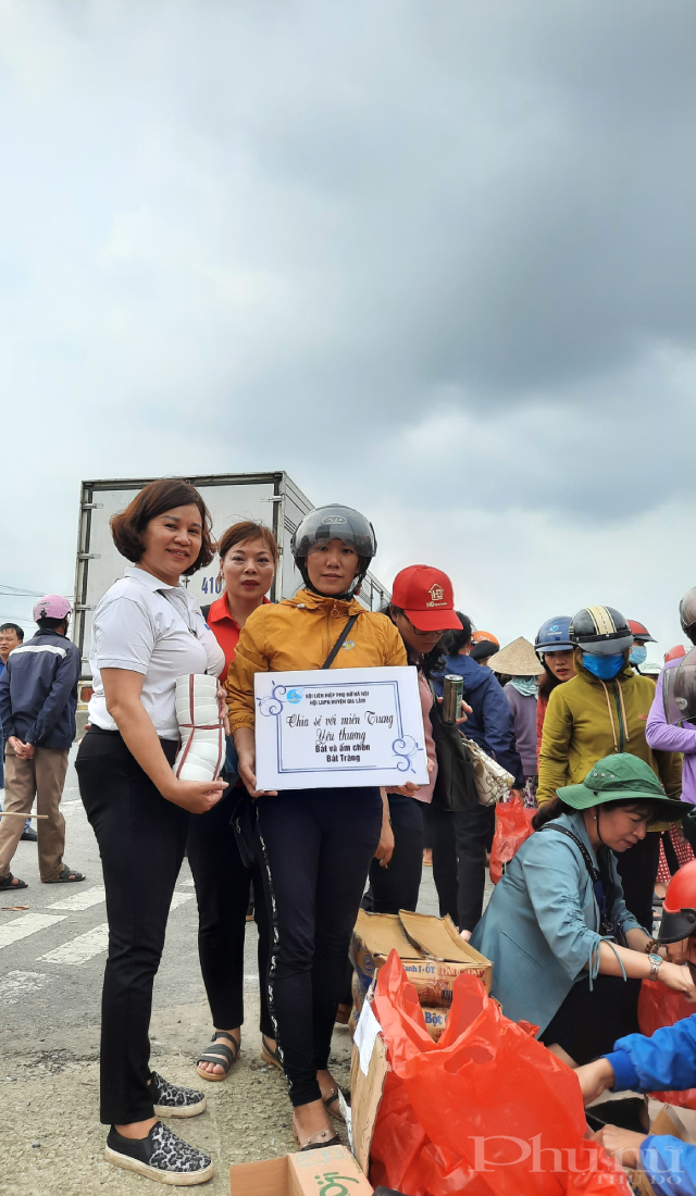 Những món quà thiết thực như xoong, nồi, ấm đun nước, bát đũa từ các làng nghề được trao cho người dân.