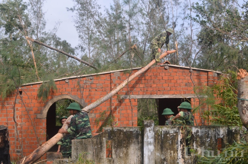 Chiến sĩ bộ đội tham gia sửa nhà, giúp người dân khắc phục hậu quả sau bão lũ.