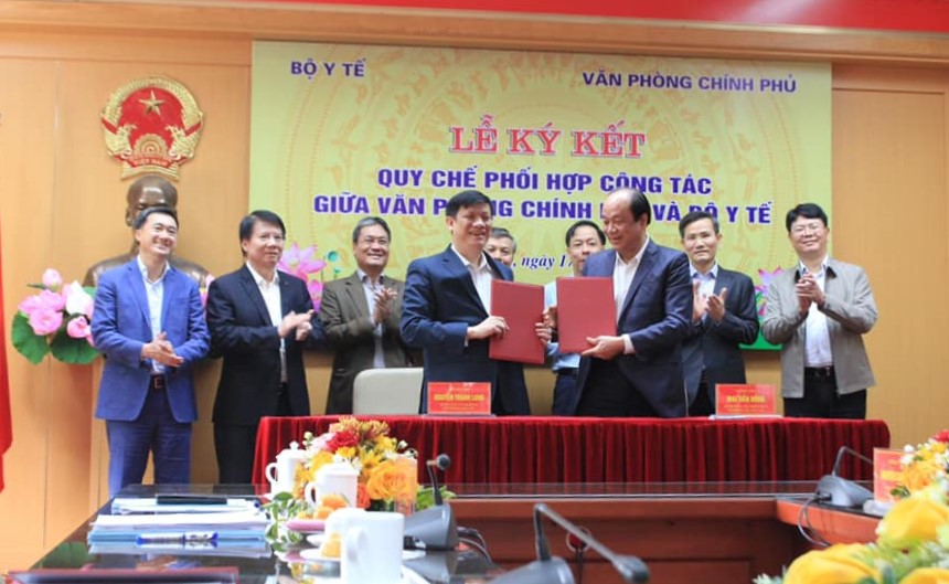 Bộ trưởng Chủ nhiệm Văn phòng Chính phủ Mai Tiến Dũng và Bộ trưởng Bộ Y tế Nguyễn Thanh Long đã ký kết quy chế hợp tác giữa hai cơ quan. Bộ trưởng Chủ nhiệm Văn phòng Chính phủ Mai Tiến Dũng và Bộ trưởng Bộ Y tế Nguyễn Thanh Long đã ký kết quy chế hợp tác giữa hai cơ quan.