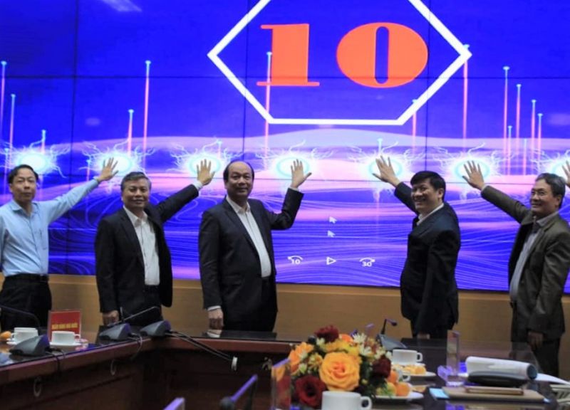 Các đại biểu  ấn nút dịch vụ công thứ 100 của Bộ Y tế tích hợp cung cấp trên cổng dịch vụ công quốc gia. Các đại biểu  ấn nút dịch vụ công thứ 100 của Bộ Y tế tích hợp cung cấp trên cổng dịch vụ công quốc gia.