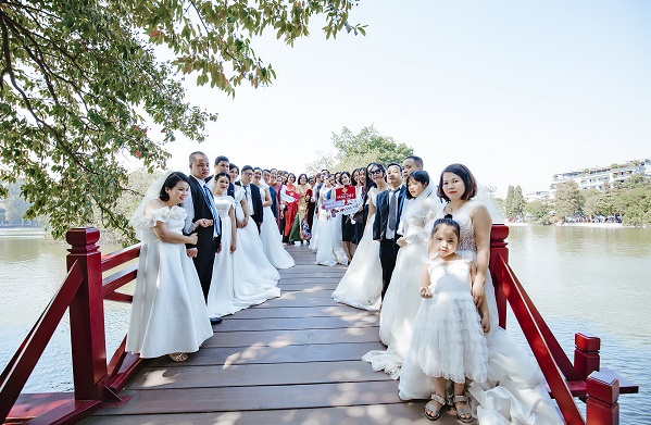 13 cặp đôi khuyết tật chụp ảnh cưới tại cầu Thê Húc, Hà Nội (Ảnh: BTC)