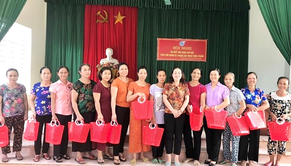 Hội LHPN huyện Thanh Oai tặng l&agrave;n nhựa cho c&aacute;c th&agrave;nh vi&ecirc;n tham gia m&ocirc; h&igrave;nh &ldquo;Chi hội phụ nữ thay đổi h&agrave;nh vi trong an to&agrave;n thực phẩm&rdquo;, năm 2020