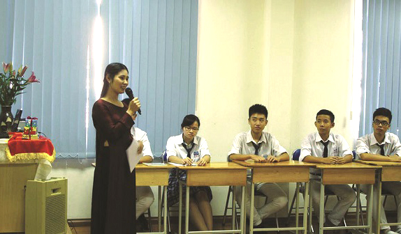 C&ocirc; gi&aacute;o Nguyễn Thị Thanh Nh&agrave;n, gi&aacute;o vi&ecirc;n Gi&aacute;o dục c&ocirc;ng d&acirc;n trường THPT Nguyễn Si&ecirc;u trong c&aacute;c tiết dạy