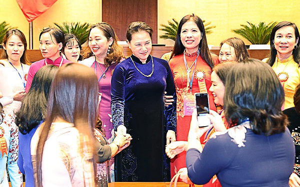 Đồng ch&iacute; Chủ tịch Quốc hội Nguyễn Thị Kim Ng&acirc;n trong buổi gặp mặt với c&aacute;c nh&agrave; gi&aacute;o ti&ecirc;u biểu - ảnh TTX