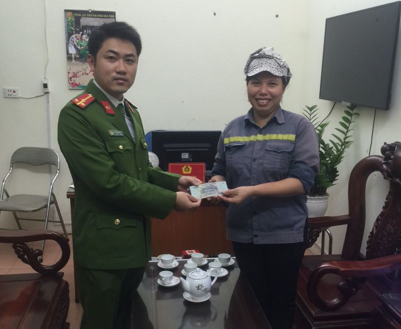 Công an xã Phùng Xá trao số tiền mà cậu bé lớp 4 nhặt được cho chị Phan Thị Huệ Công an xã Phùng Xá trao số tiền mà cậu bé lớp 4 nhặt được cho chị Phan Thị Huệ