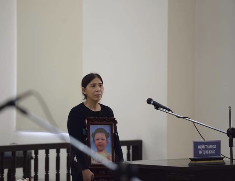 Bà Vũ Thị Dự, bà ngoại, đại diện hợp pháp của cháu M tại Tòa Bà Vũ Thị Dự, bà ngoại, đại diện hợp pháp của cháu M tại Tòa