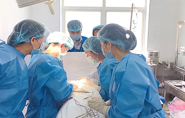 ThS.BS CKII Nguyễn C&ocirc;ng Định c&ugrave;ng ekip phẫu thuật cho một trường hợp bệnh nh&acirc;n (Ảnh: NVCC)