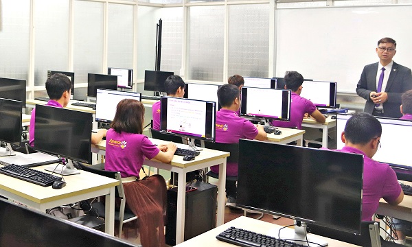 Cần c&oacute; giải ph&aacute;p để học ph&iacute; kh&ocirc;ng cản bước học sinh, sinh vi&ecirc;n tới trường (Ảnh minh họa)