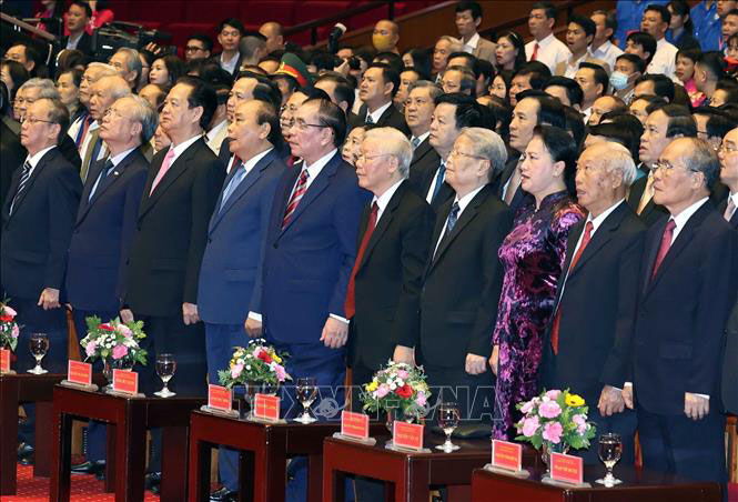 Các đồng chí lãnh đạo, nguyên lãnh đạo Đảng, Nhà nước thực hiện nghi thức chào cờ. Ảnh: Thống Nhất/TTXVN