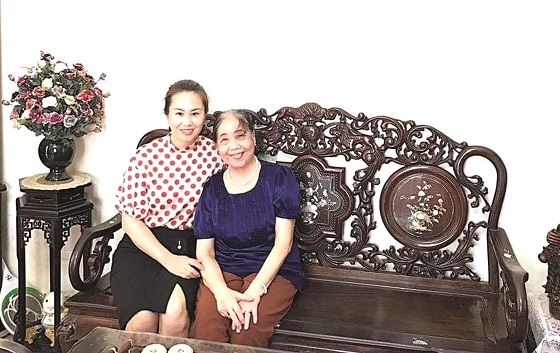 B&aacute;c Phan Thị Kim Chi chia sẻ c&acirc;u chuyện về những lần đi l&agrave;m từ thiệnvới t&aacute;c giả viết b&agrave;i