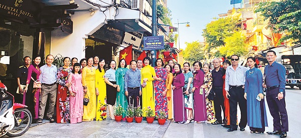 Lãnh đạo Hội LHPN quận Hoàn Kiếm, Đảng ủy phường Hàng Đào cùng cán bộ, hội viên Hội LHPN phường nghiệm thu công trình “Tuyến phố nở hoa”