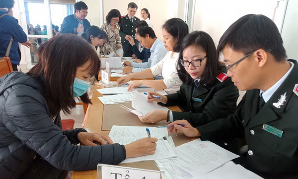 Đại diện DN nợ BHXH ký nhận Quyết định thanh tra