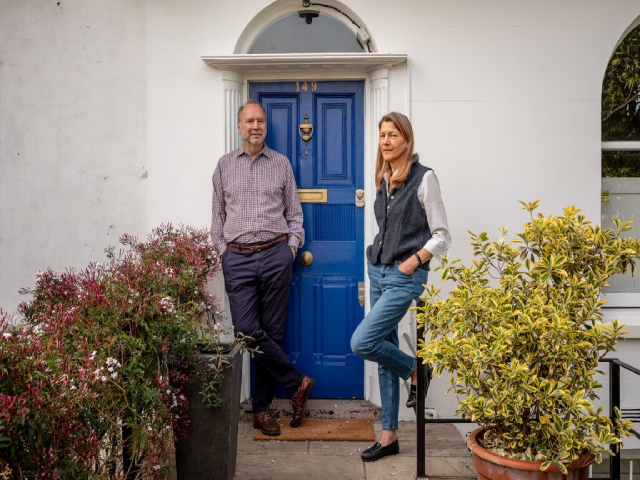 Tiến sĩ Larson cùng chồng - Peter Piot.