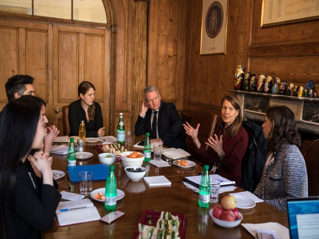 Các thành viên của Dự án Niềm tin vào Vắc-xin gặp gỡ nhóm nghiên cứu Quốc tế ORB vào tháng 1 năm 2019.