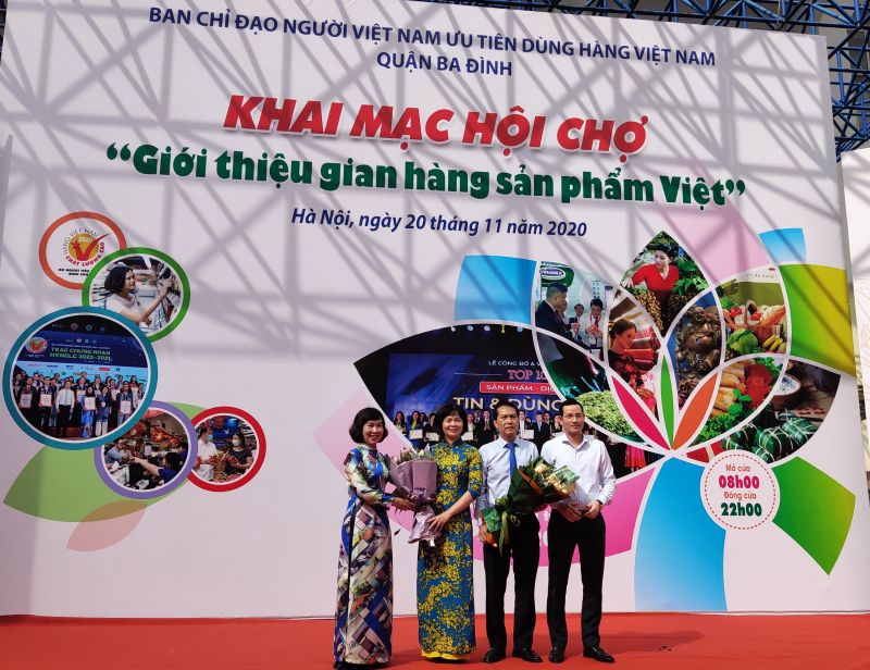 Ban chỉ đạo tặng hoa cho các đơn vị đồng hành tổ chức Hội chợ