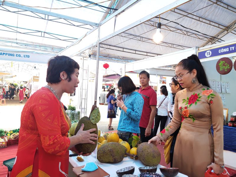 Tại Hội chợ  người tiêu dùng không chỉ lựa chọn  những sản phẩm mang nét đặc trưng truyền thống của quận Ba Đình mà còn thăm quan và mua sắm nhiều sản phẩm truyền thống, đặc trưng khác đến từ cơ sở sản xuất, kinh doanh trên địa bàn Hà Nội và các tỉnh lân cận