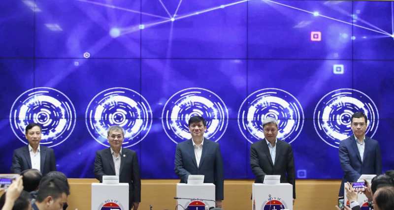 Các đại biểu ấn nút khai trương Cổng Công khai y tế. Ảnh: BYT Các đại biểu ấn nút khai trương Cổng Công khai y tế. Ảnh: BYT