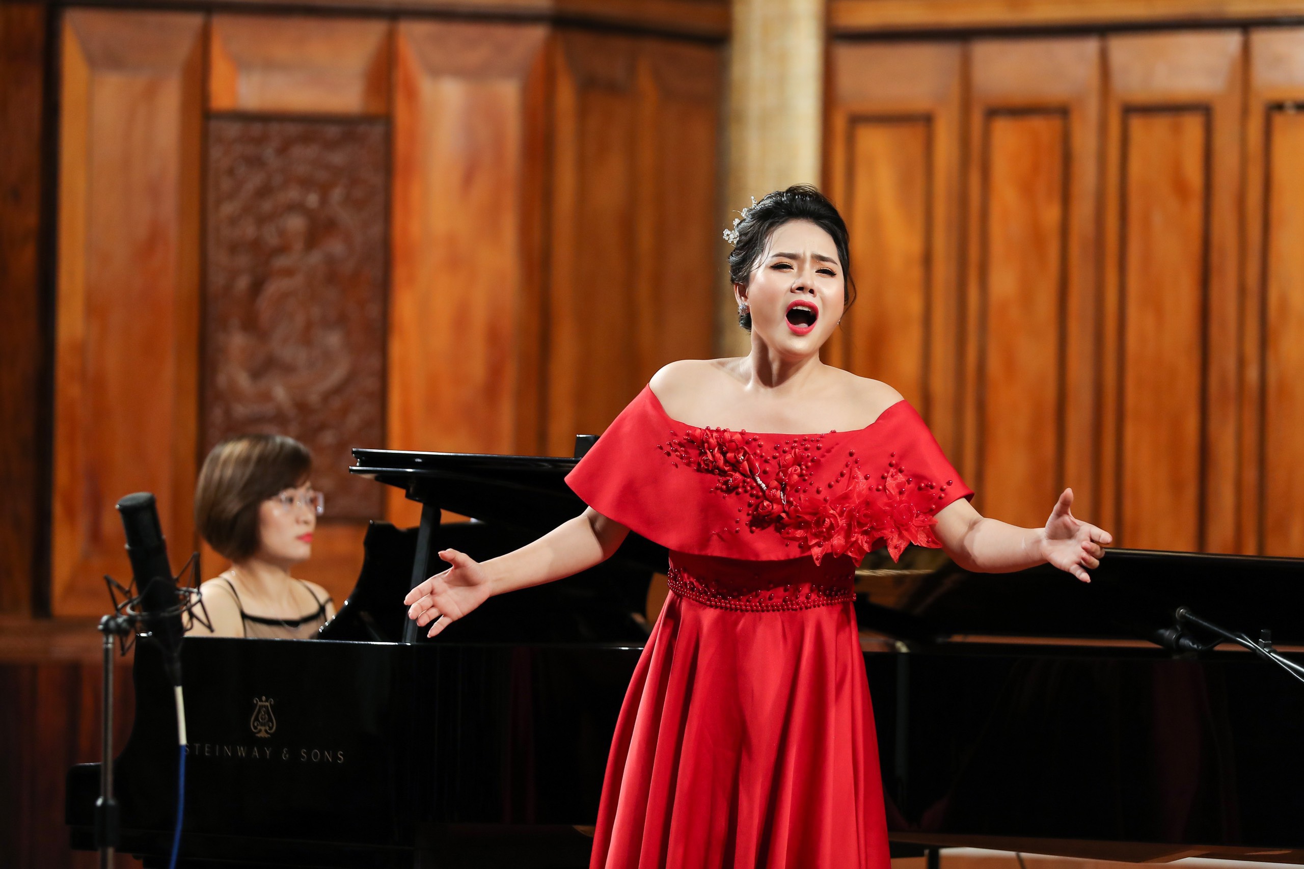 Lương Nguyệt Anh trong buổi biểu diễn báo cáo tốt nghiệp Cao học thanh nhạc vừa qua