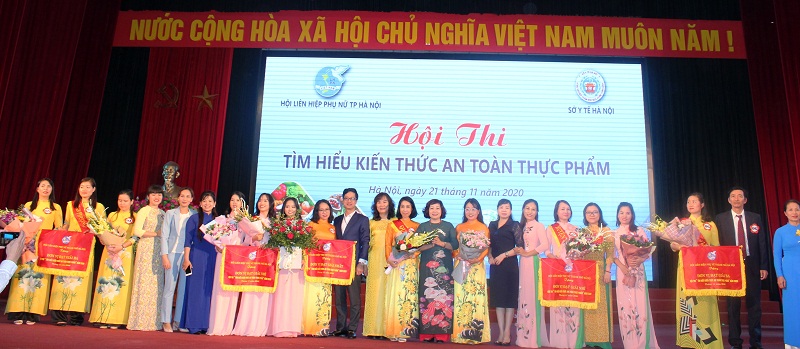 Các đại biểu Trung ương, Thành phố, huyện chụp ảnh kỷ niệm cùng 6 đội tuyển tham gia hội thi