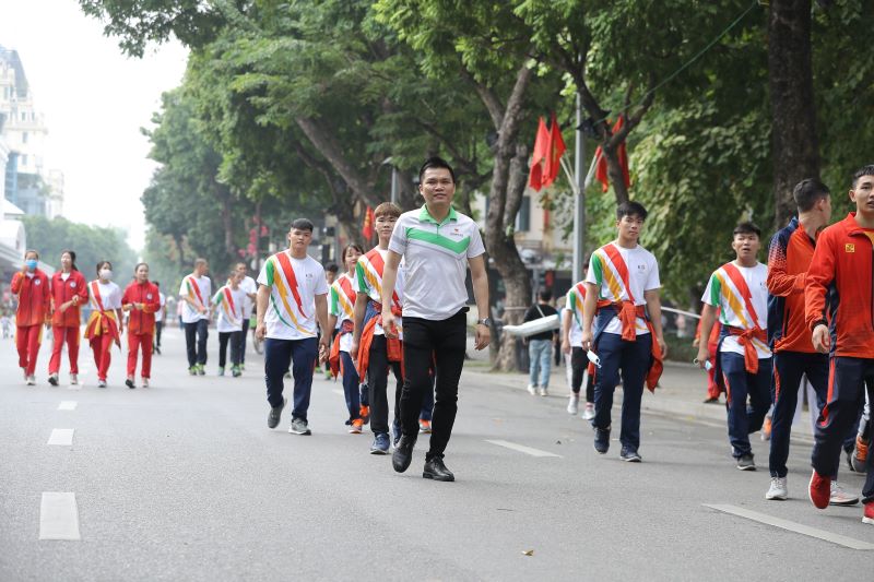 Đông đảo vận động viên, khách mời và người dân tham gia chạy bộ đồng hành cùng chương trình.