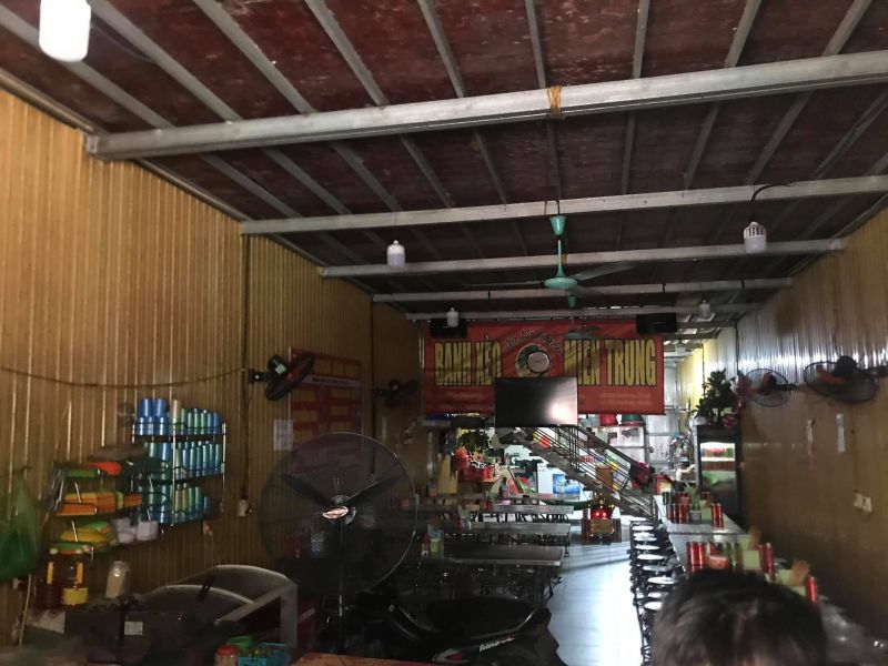 Hiện trường bên trong quán bánh xèo Miền Trung - nơi hai nhân viên bị đánh Hiện trường bên trong quán bánh xèo Miền Trung - nơi hai nhân viên bị đánh