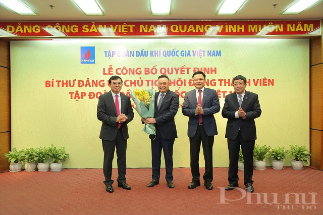 Đồng chí Hoàng Quốc Vượng và Lãnh đạo Tập đoàn tặng hoa tri ân đồng chí Trần Sỹ Thanh