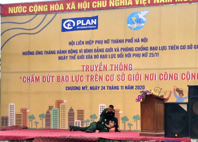 Các chiến sỹ Bộ Tư lệnh Thủ đô hướng dẫn cho học sinh kỹ năng phòng, tránh và ứng phó trước các nguy cơ bị xâm hại