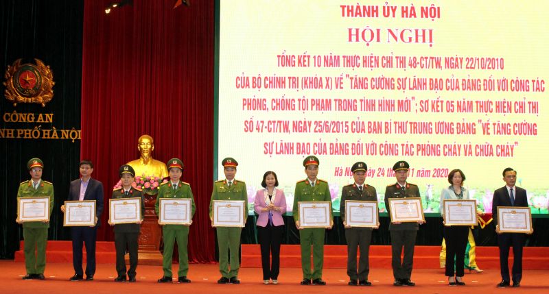 Phó Bí thư Thường trực Thành ủy tặng giấy khen cgho các tập thể cá nhân